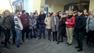 SABEL FOS: Gruppenbild vor den Theater