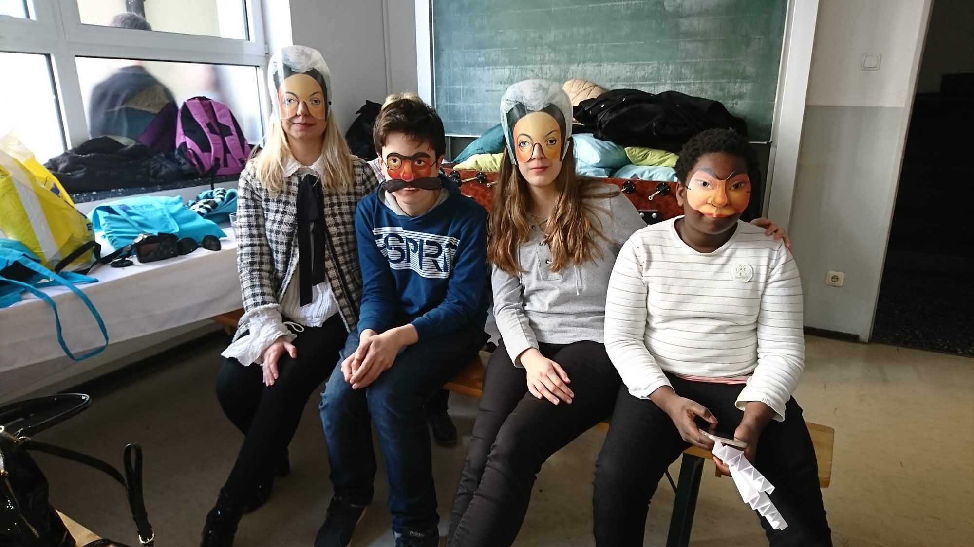 Schüler der SABEL Wirtschaftsschule mit Papiermasken im Rahmen des Projekts Inclusion in secondary school von Erasmus Plus