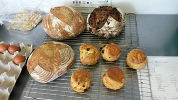 Gemeinsames Brotbacken während der Fortbildung