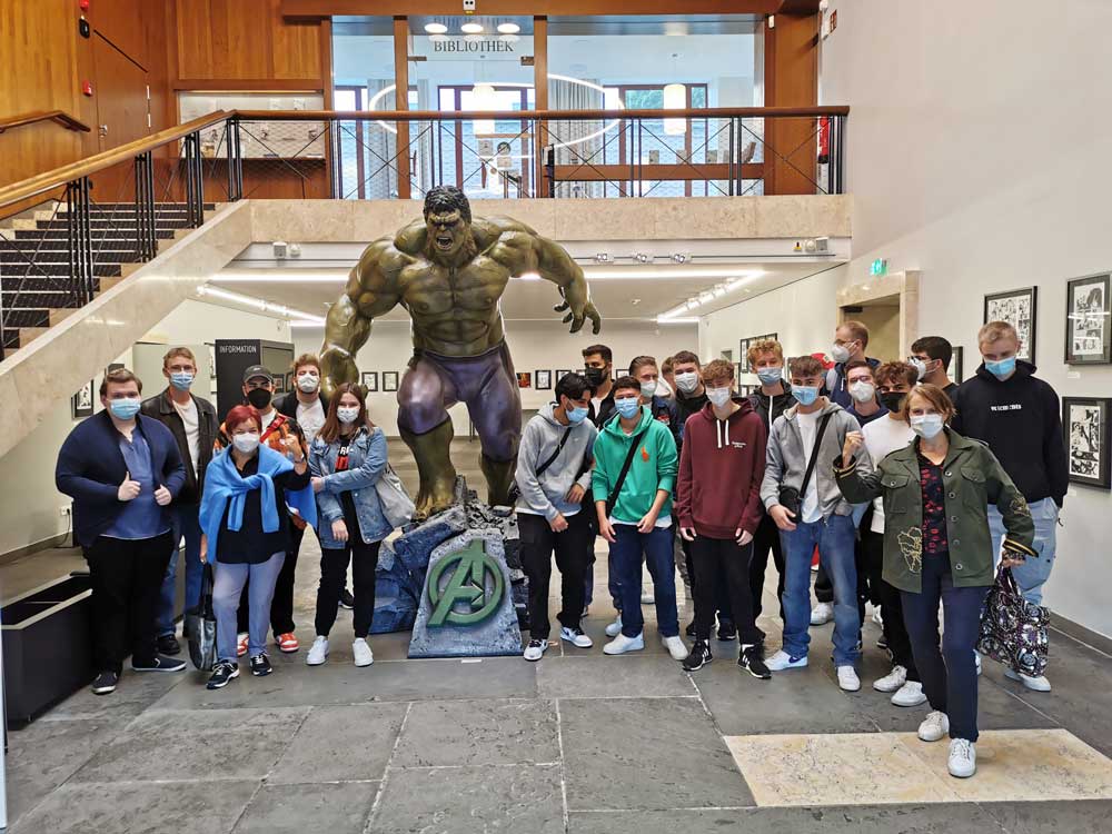 SchülerInnen der SABEL FOS München im Amerikahaus während der Marvel Comic Ausstellung