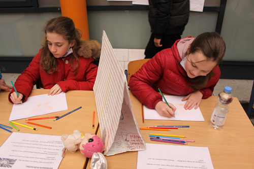Zwei Schülerinnen der SABEL Realschule bei einer Projektarbeit zum Thema Verständigung