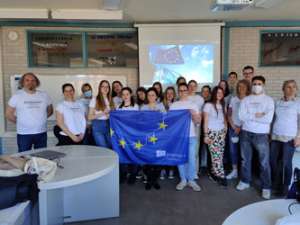 Gruppenbild mit Erasmus Plus Fahne