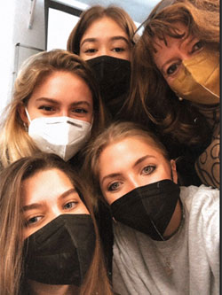 Schülerinnen der SABEL FOS mit Mundschutz