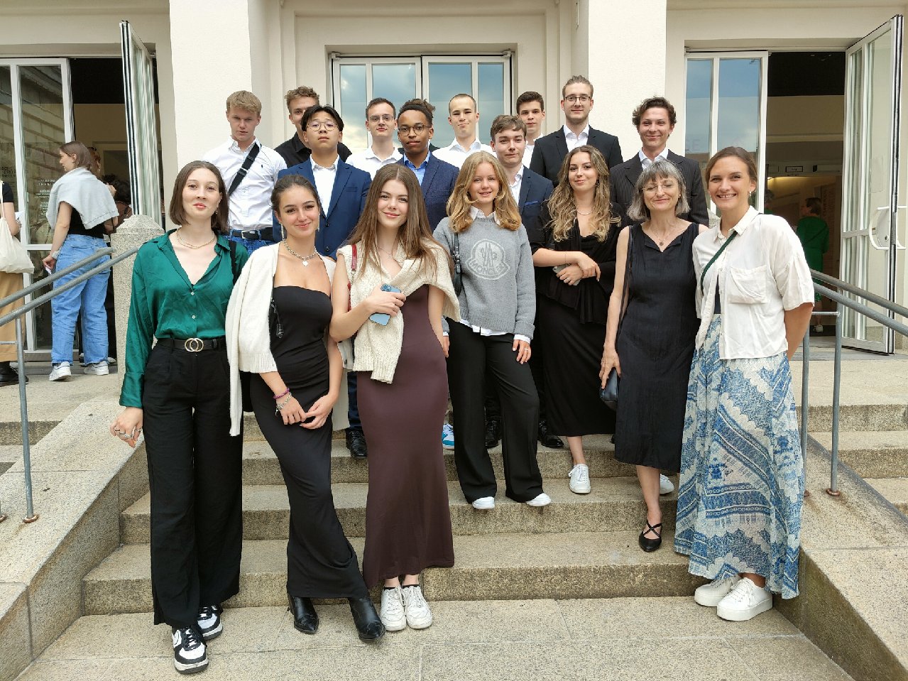 Schüler/innen der SABEL Fachoberschule vor dem Münchner Residenztheater